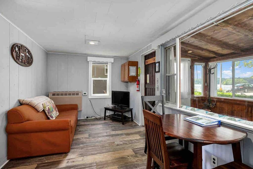 Pet-Friendly Cabin With Dock, Firepit, Bbq Newaygo Ngoại thất bức ảnh